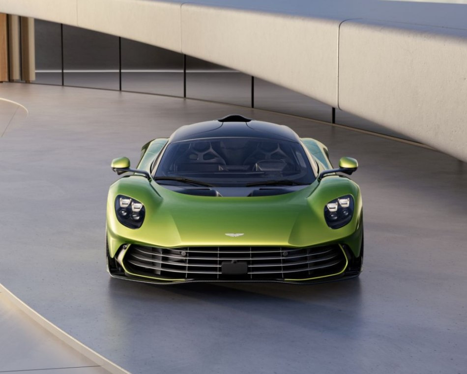 Aston Martin Valhalla: hibrīdā hiperauto apskats