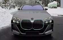 BMW 7. sērija G70/G71 2022– Priekšējā emblēma MNSR (oglekļa šķiedra) foto 2