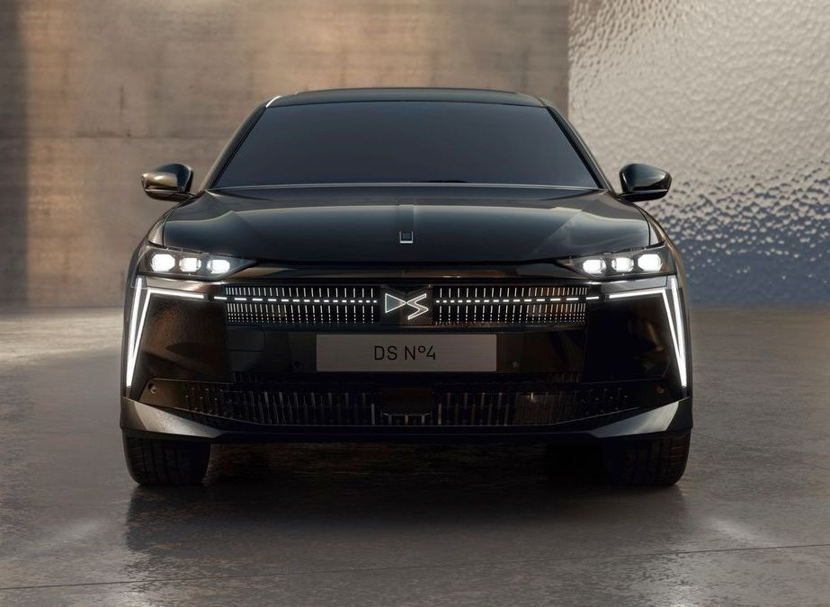 DS N°4 E-Tense 2025 apskats: atjaunināts premium hečbeks