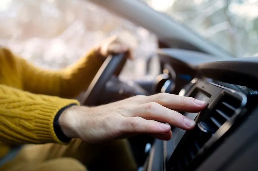 Kā atdzesēt auto salonu pāris minūtēs: efektīvas metodes karstumā