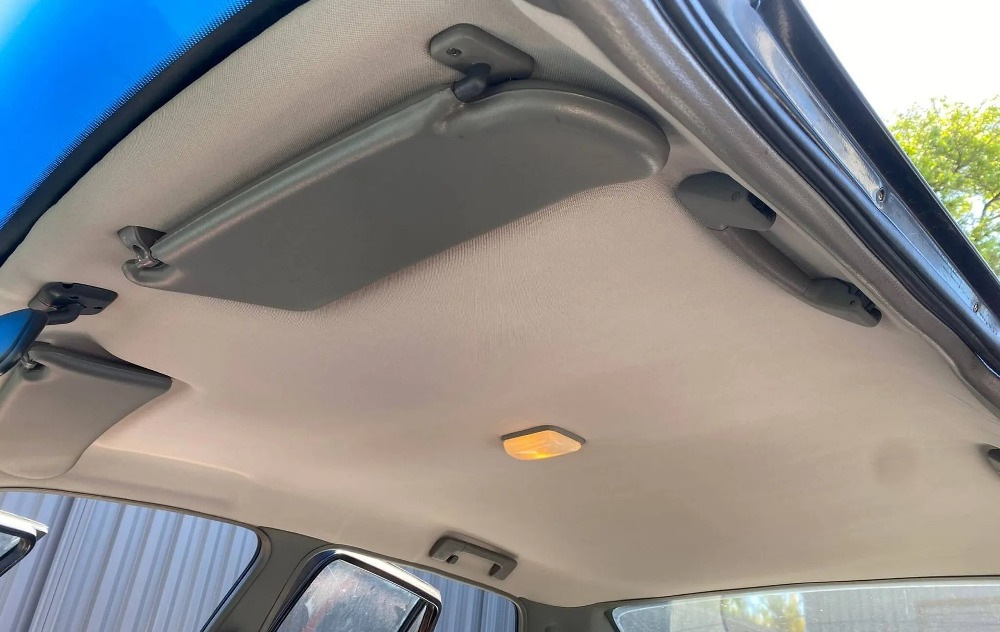 Kādu materiālu izmantot auto griestu apšūšanai?