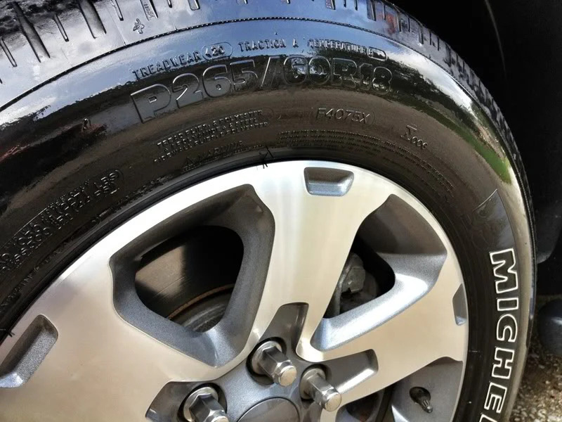 Ar ko var nomelnināt auto riepas mājas apstākļos?