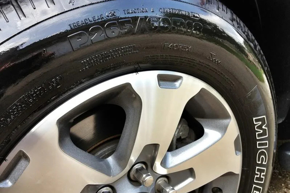 Ar ko var nomelnināt auto riepas mājas apstākļos?