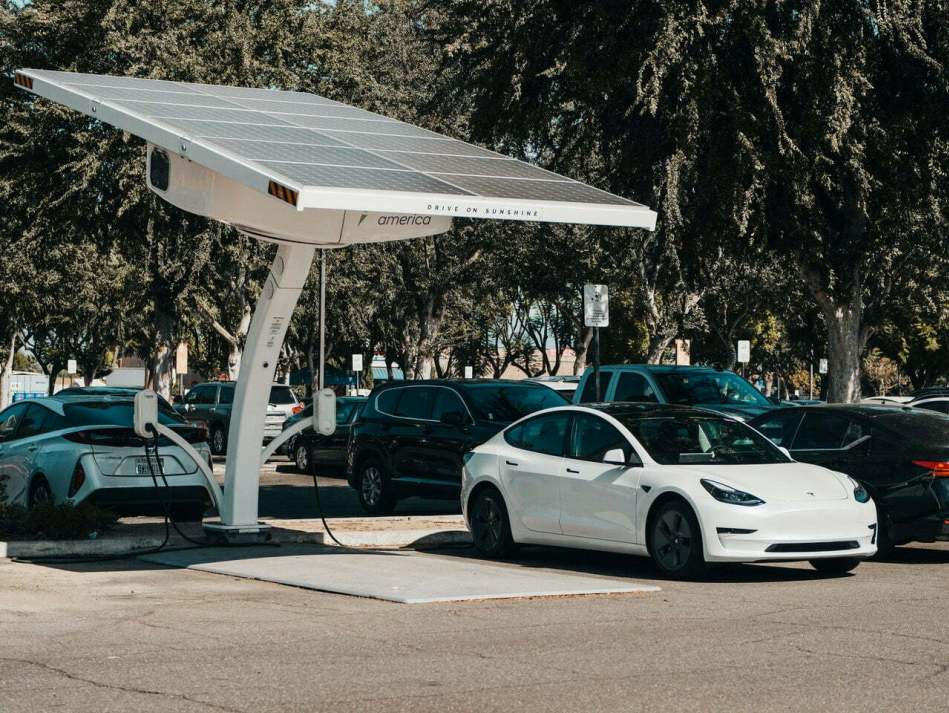 Lietota elektroauto plusi un mīnusi: vai ir vērts tērēties?