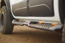 Volkswagen Amarok 2022– Sānu sliekšņi Dakar V2 ar LED (2 gab., metāls) foto 1