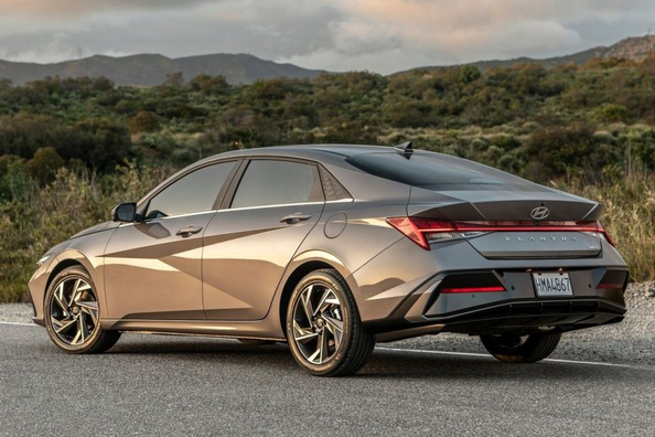 Atjauninātā Hyundai Elantra VII paaudze: svaigs skatījums uz sedanu Foto 4