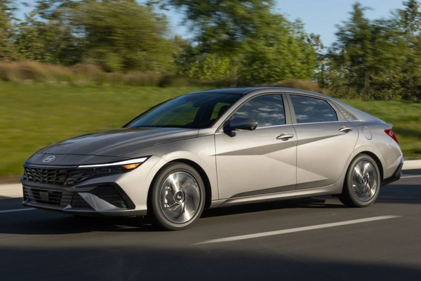 Atjauninātā Hyundai Elantra VII paaudze: svaigs skatījums uz sedanu Foto 3