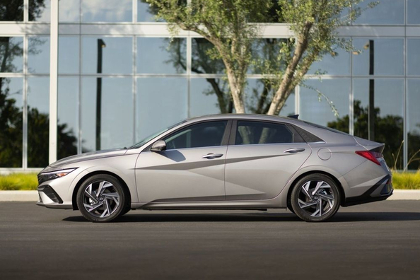 Atjauninātā Hyundai Elantra VII paaudze: svaigs skatījums uz sedanu Foto 2