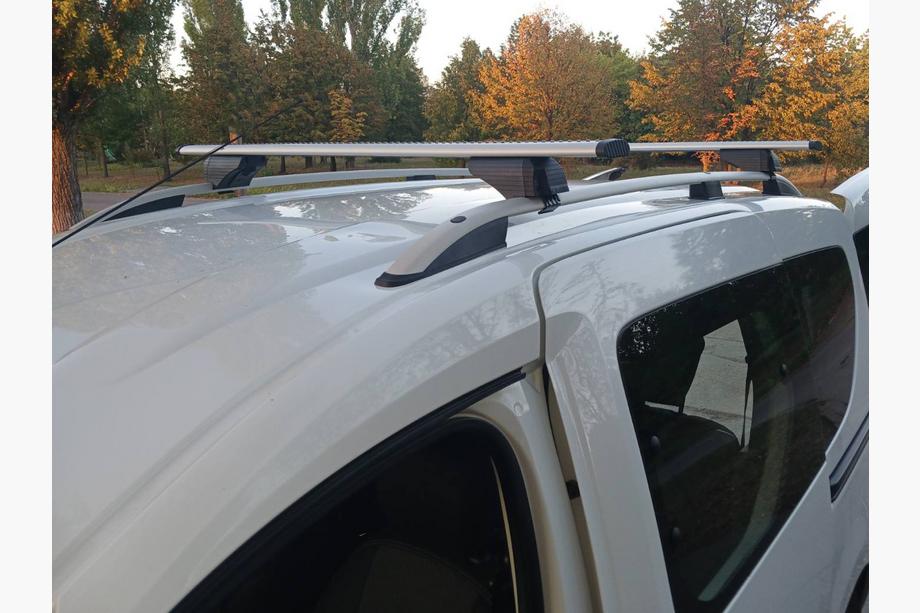 Renault Dokker 2013–2022 Jumta bagāžnieks (šķērsstieņi) standarta jumta reliņiem ar slēdzeni Wizard V1 (2 gab.) 135 cm, Melns Image
