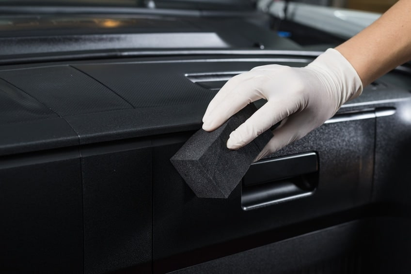 Ko darīt, ja saskrāpēji plastmasu automašīnā?
