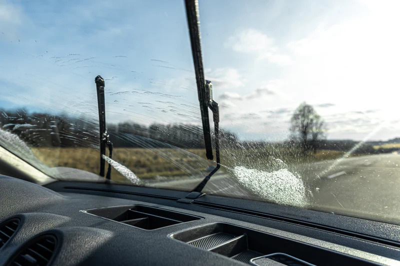 Kāpēc automašīnas logu tīrītāji čīkst un kā to novērst