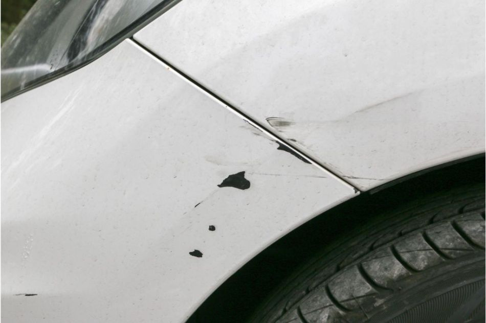 Kāpēc šķembas un krāsas atslāņojumi uz auto ir bīstami