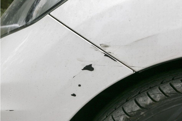 Kāpēc šķembas un krāsas atslāņojumi uz auto ir bīstami