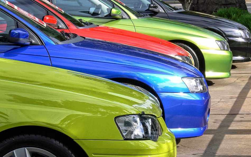 Ko ietekmē automašīnas krāsa?