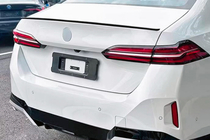 BMW 5/i5 sērija G60/G60E/G61 2023– M5 stila spoilers (spīdīgi melns) foto 1