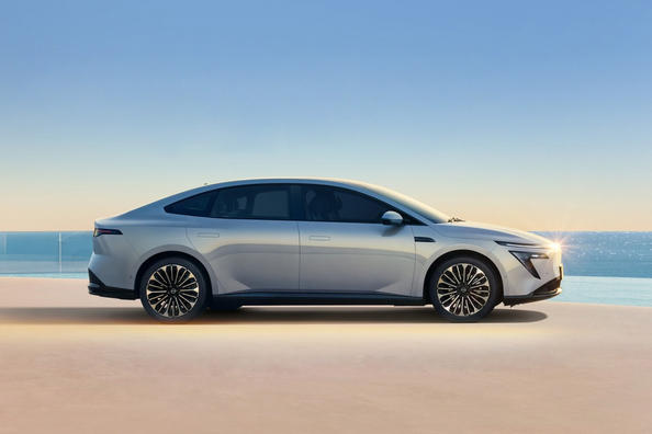 Nissan N7 apskats: jauns elektriskais sedans-fastbeks