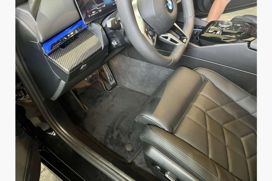 BMW 5/i5 sērija G60/G60E/G61 2023– Premium tekstila paklājiņi (G60/61, melni) Image