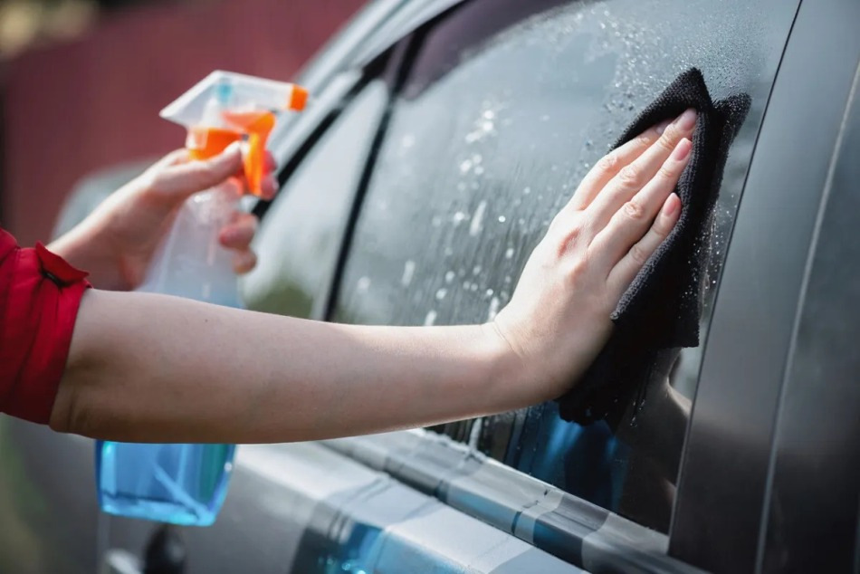 Noderīga autoķīmija automobiļa stiklu kopšanai