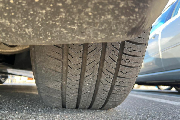 Kāpēc automašīnas riepas nodilst nevienmērīgi?