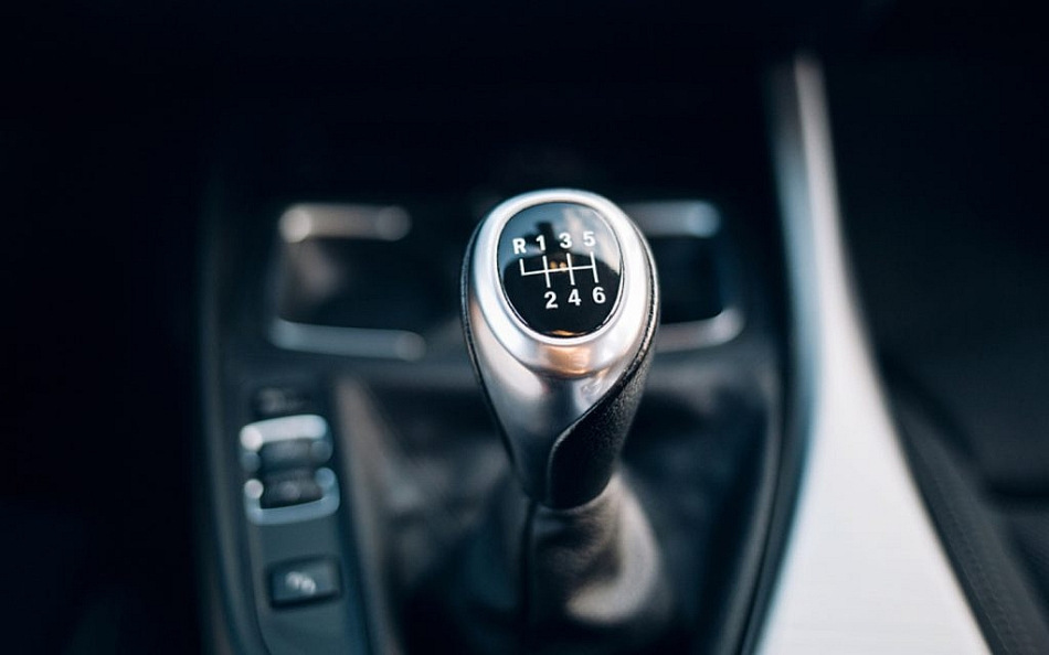 Vai automašīnā var nomainīt pārnesumu pārslēga rokturi?