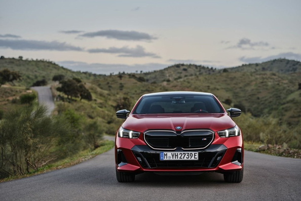 BMW i5 M60 sportiskā sedana apskats