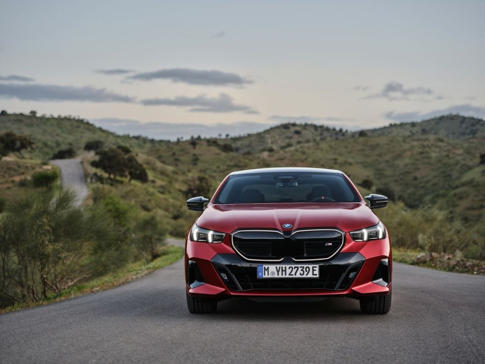 BMW i5 M60 sportiskā sedana apskats