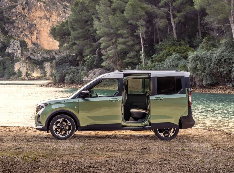 Otrās paaudzes Ford Tourneo Courier: kompakts daudzfunkcionāls minivens