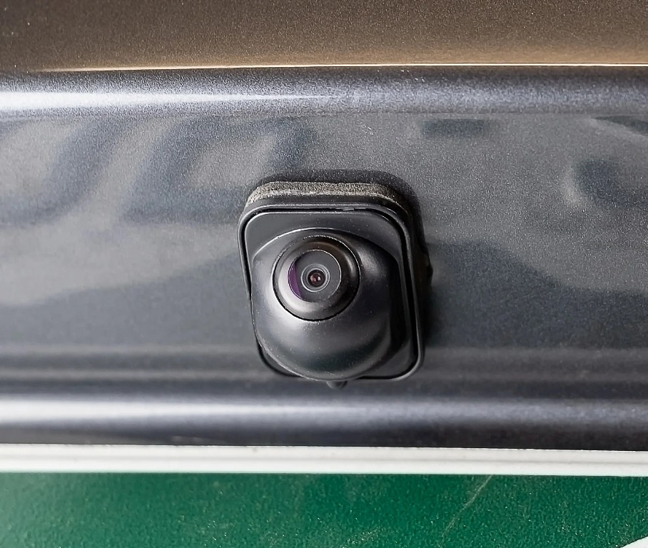 Vai vecam auto var uzstādīt atpakaļskata kameru?