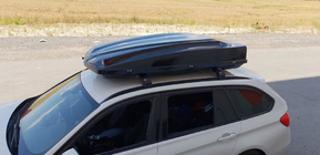 BMW 5. sērija F10/F11 2010–2016 Jumta šķērsstieņi integrētiem jumta reliņiem ar atslēgas slēdzeni WingCarrier V2 (2 gab.) Melns foto 18