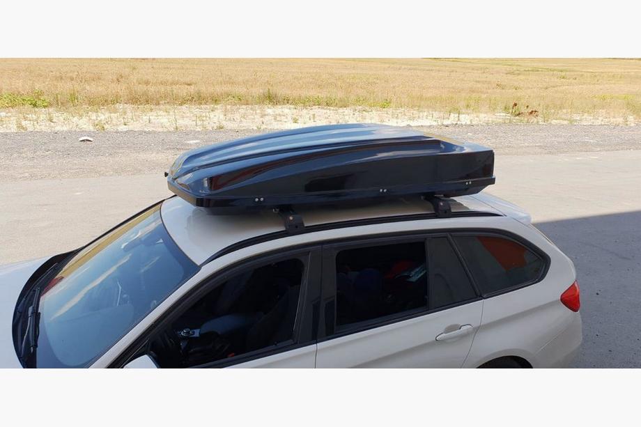 BMW 5. sērija F10/F11 2010–2016 Jumta šķērsstieņi integrētiem jumta reliņiem ar atslēgas slēdzeni WingCarrier V2 (2 gab.) Pelēks Foto 18