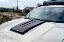 Dacia Duster 2024– Motora pārsega uzlika SCOOP (spīdīga) foto 12