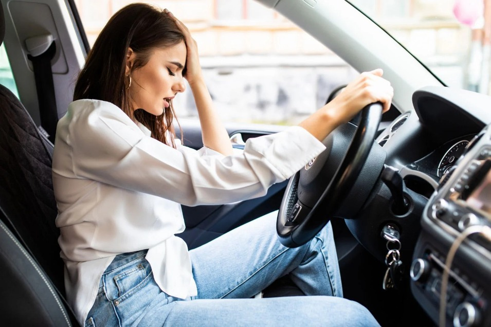 Ko darīt, ja auto braukšanas laikā svilpj?