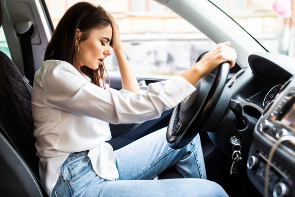 Ko darīt, ja auto braukšanas laikā svilpj?