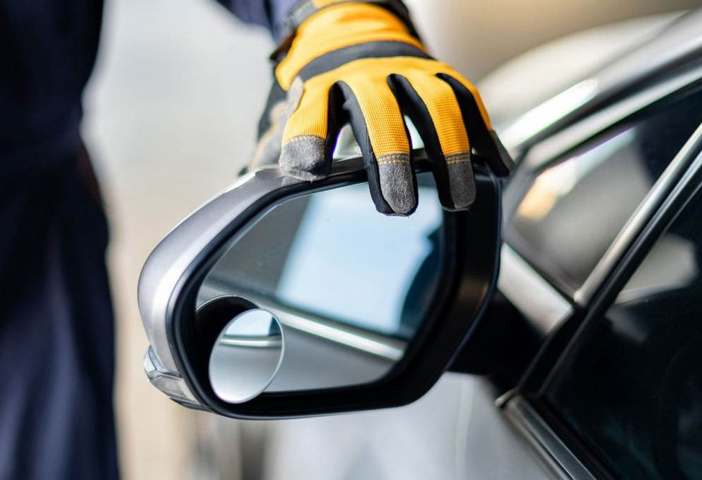 Vai auto sānu spoguli var nomainīt pašam?