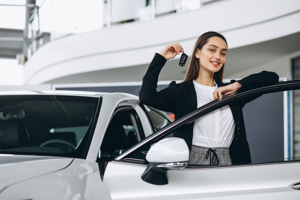 Kā iesācējai sievietei izvēlēties piemērotu auto?