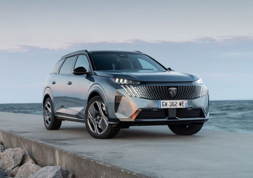 Trešās paaudzes hibrīdā Peugeot 5008 apskats