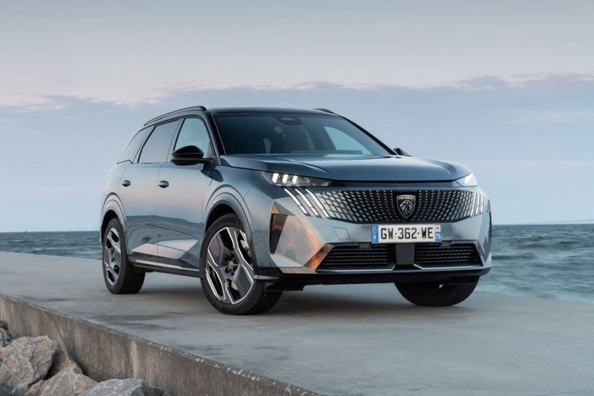 Trešās paaudzes hibrīdā Peugeot 5008 apskats
