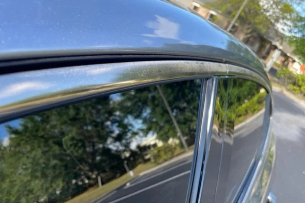 Kāpēc auto hroms kļūst tumšs un kā atjaunot spīdumu?