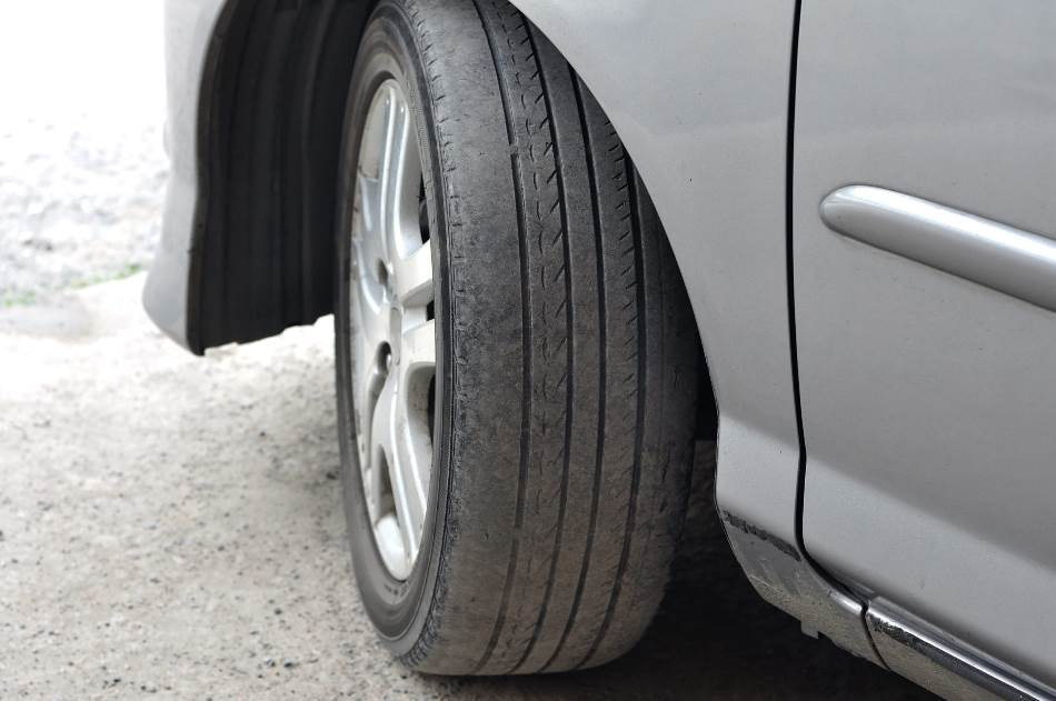 Kāpēc nodilušas riepas automašīnai ir bīstamas?
