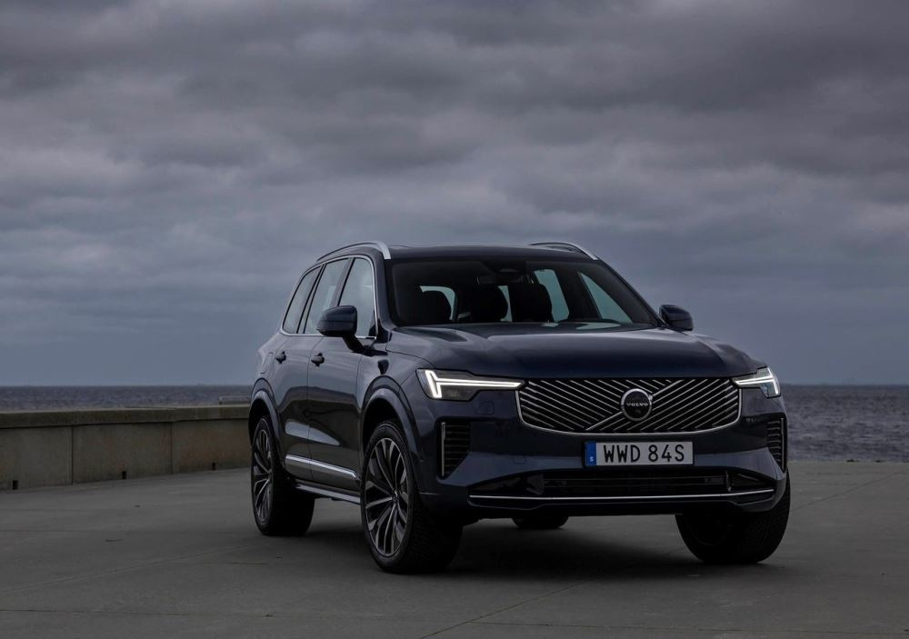 Volvo XC90 II (2024): luksusa ģimenes SUV ar hibrīda tehnoloģijām