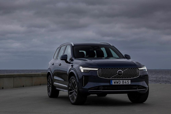 Volvo XC90 II (2024): Grezns ģimenes SUV ar hibrīda tehnoloģijām Foto 1