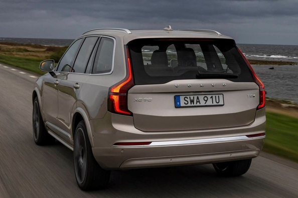 Volvo XC90 II (2024): Grezns ģimenes SUV ar hibrīda tehnoloģijām Foto 4