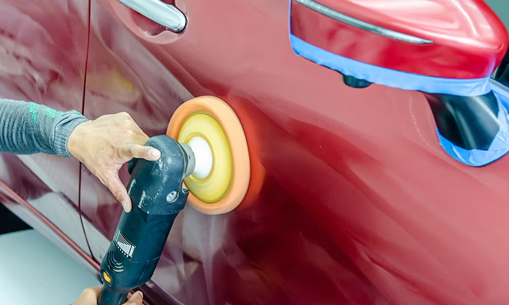 TOP-5 kļūdas, pulējot auto pašam: kā nesabojāt laku vienā dienā