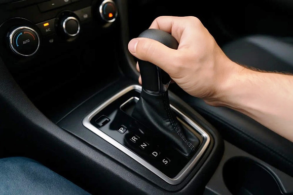 Ko nozīmē burti un cipari automātiskās kārbas selektorā: visu režīmu skaidrojums