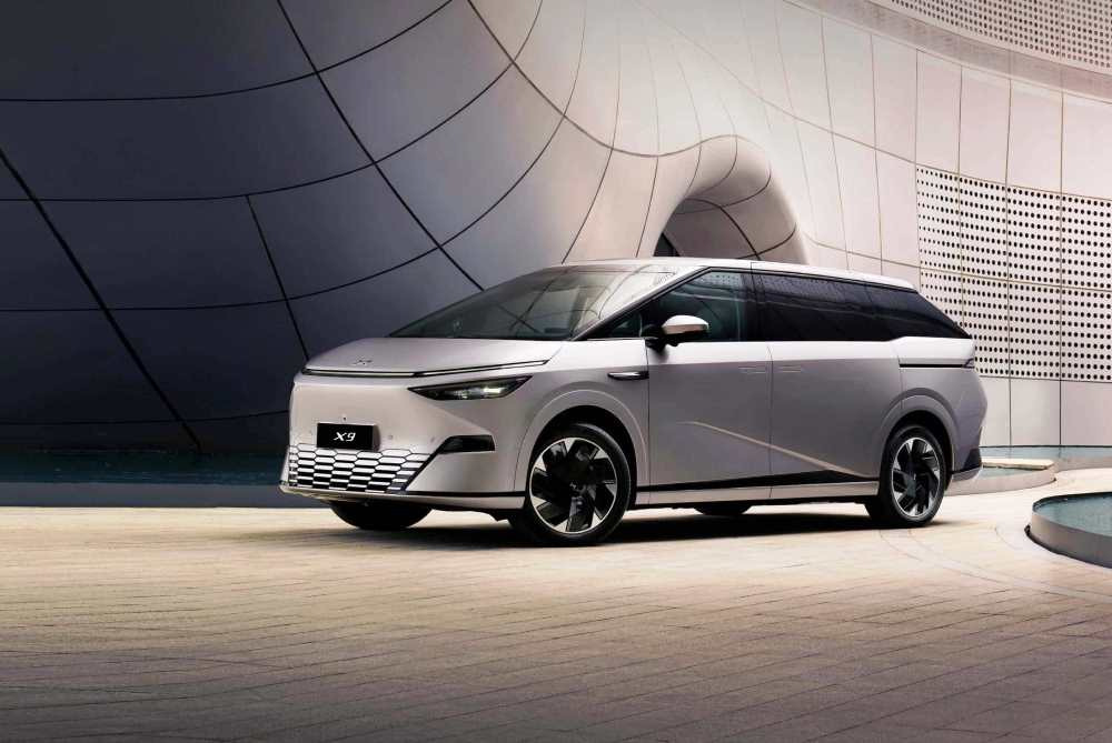 XPeng X9 apskats: futūristisks elektriskais MPV ģimenes ceļojumiem