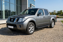 Nissan Navara 2006–2015 Sānu sliekšņi Allmond Black (2 gab., alumīnijs) foto 1