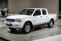 Nissan NP300 1999–2015 Sānu sliekšņi Allmond Black (2 gab., alumīnijs) foto 1