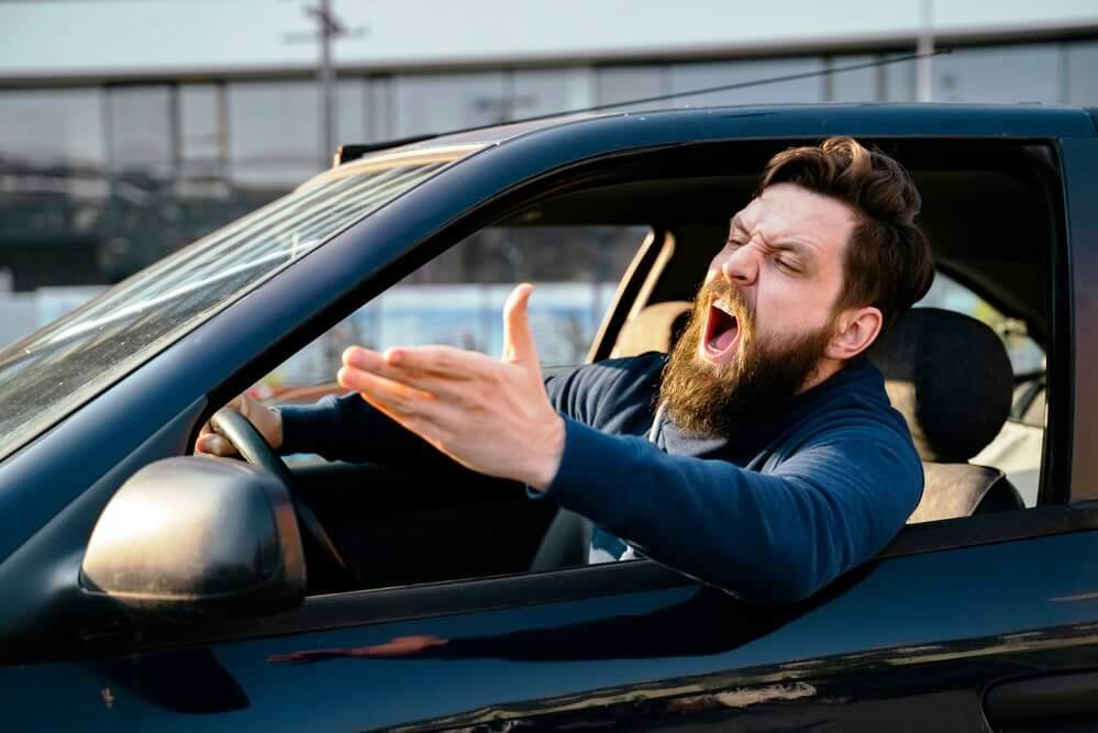 Agresīvi autovadītāji: Kā tos atpazīt un izvairīties no konfliktiem