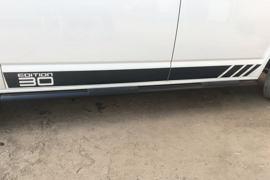 Volkswagen T6 2015–2024 Sānu caurules Black (2 gab., nerūsējošais tērauds) 60 mm, īsā riteņu bāze Foto 11