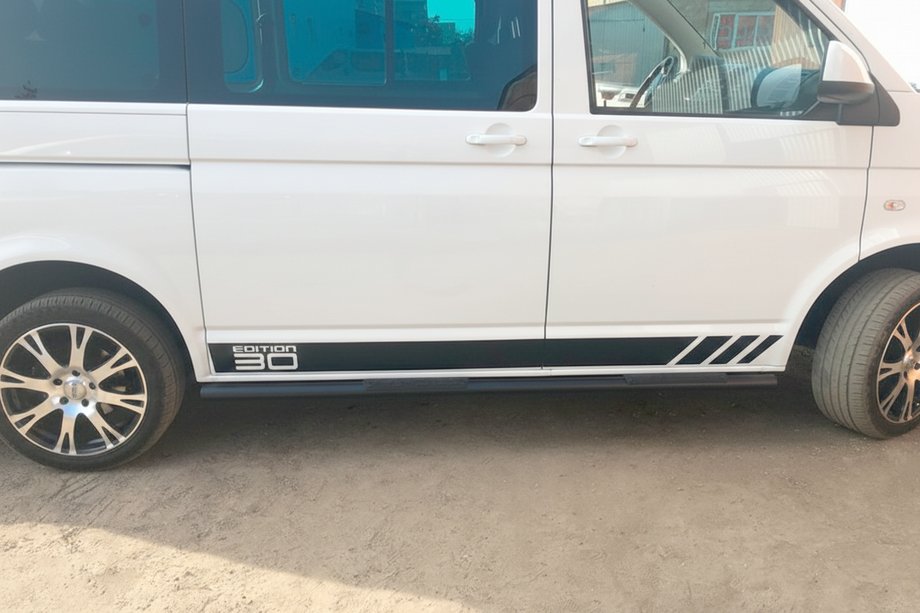Volkswagen T6 2015–2024 Sānu caurules Black (2 gab., nerūsējošais tērauds) 60 mm, īsā riteņu bāze Foto 10
